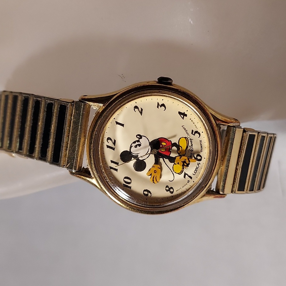 Vintage 1980s The Walt Disney Company Mickey Mouse Watch Man's Style V515-6000